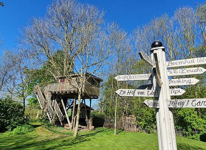 Ferienhaus in Easterein mit roter Scheune in der friesischen Landschaft in Friesland.