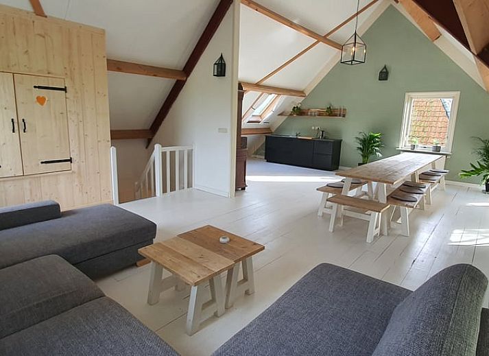 Ferienhaus in Easterein mit roter Scheune in der friesischen Landschaft in Friesland.