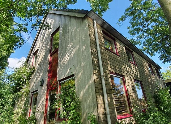 Ferienhaus in Easterein mit Sauna und Herbstfarben direkt an einem Kanal in Friesland.