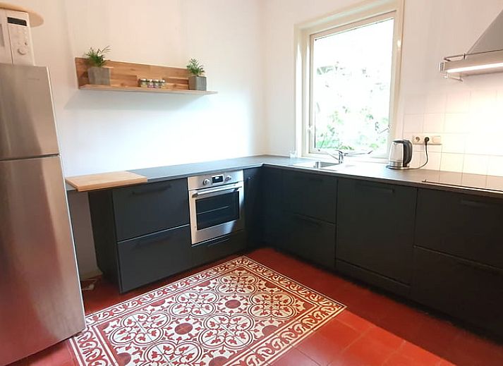 Ferienhaus in Easterein mit Sauna und Herbstfarben direkt an einem Kanal in Friesland.