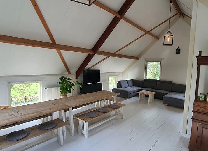 Ferienhaus in Easterein mit Sauna und Herbstfarben direkt an einem Kanal in Friesland.