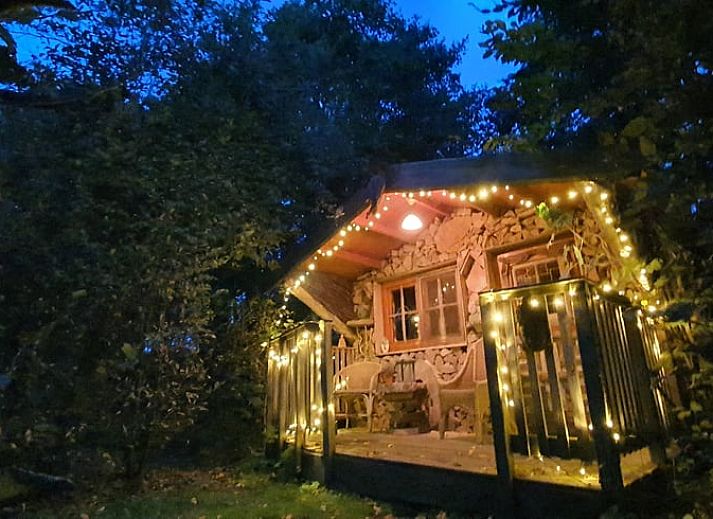 Ferienhaus in Easterein mit Sauna und Herbstfarben direkt an einem Kanal in Friesland.