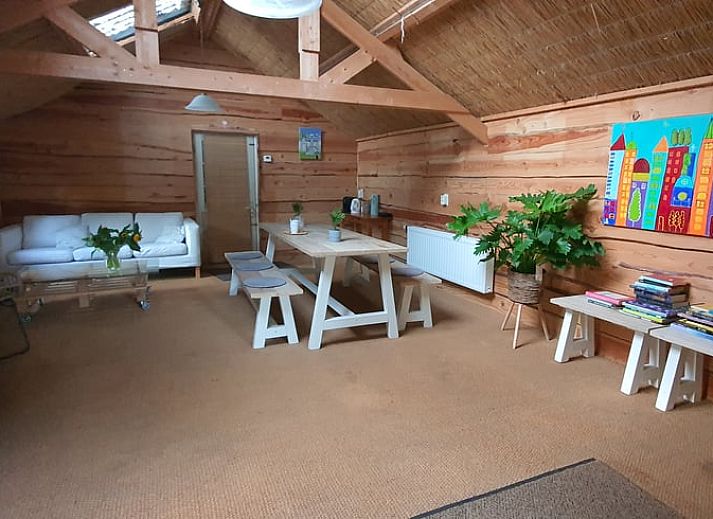 Ferienhaus in Easterein mit gruenem Garten und Gewaechshaus in der friesischen Landschaft in Friesland.