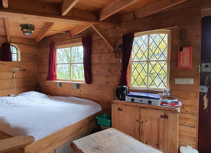 Ferienhaus in Easterein mit gruenem Garten und Gewaechshaus in der friesischen Landschaft in Friesland.