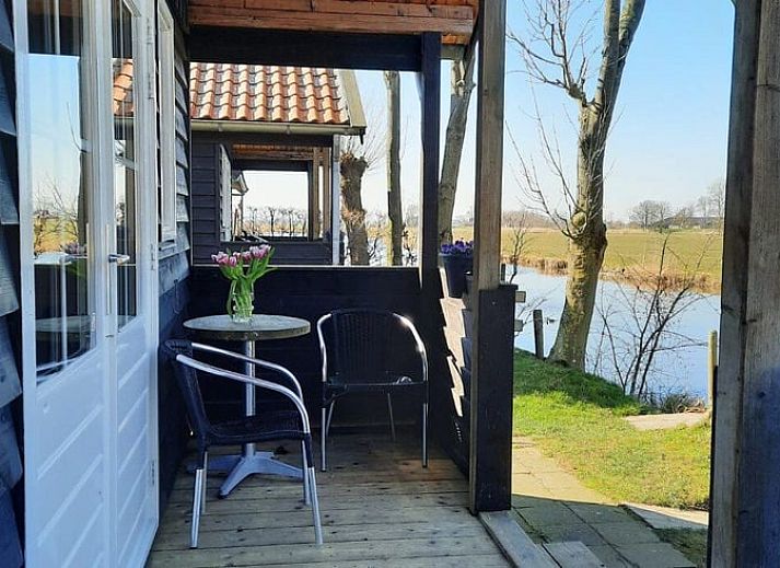 Rustiek Vakantiehuisje in Poppenwier aan het water in het Friese platteland, Friesland.
