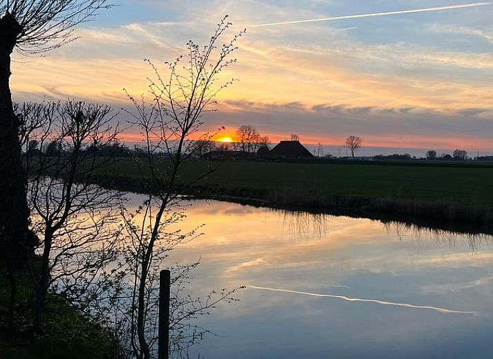 Rustiek Vakantiehuisje in Poppenwier aan het water in het Friese platteland, Friesland.