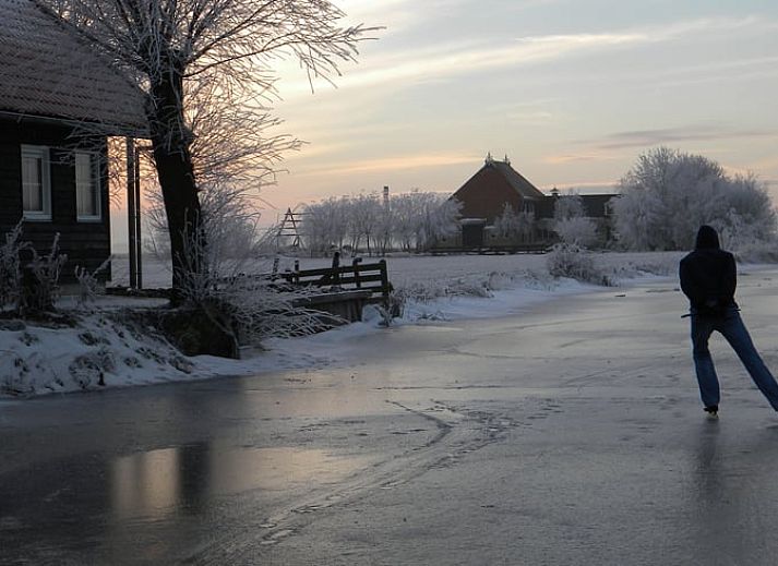 Gezellige binnenruimte van Vakantiehuisje in Poppenwier, Friese platteland, met lichte inrichting.