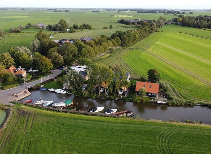 Sfeervolle woonkamer van Vakantiehuisje in Poppenwier met houten interieur, Friesland.