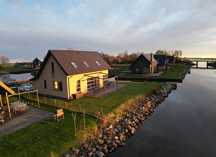 Verblijf 2611003 • Vakantiewoning Het Friese platteland • Waterbungalow 8