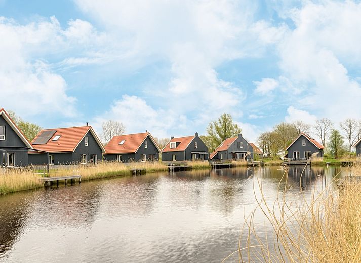 Watervilla Snoek, a charming bungalow in Langelille, Friesland, offers stunning views of the Frisian countryside and serene waterways.
