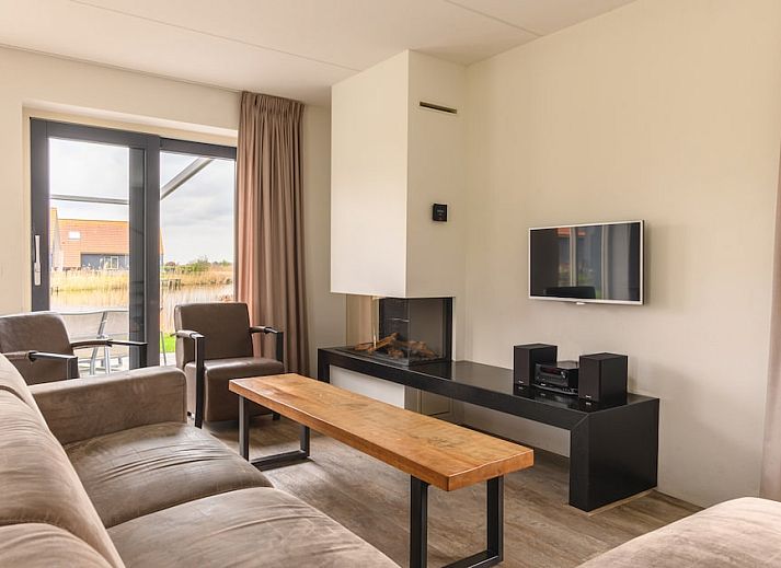 Watervilla Snoek, a charming bungalow in Langelille, Friesland, offers stunning views of the Frisian countryside and serene waterways.