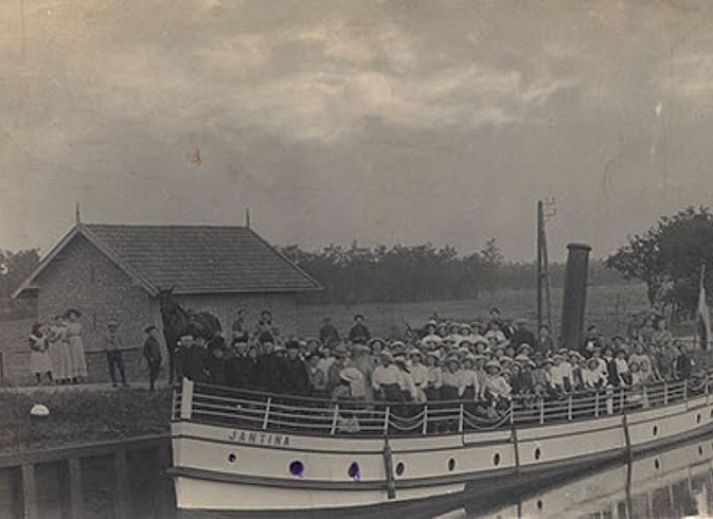 Huisje in Driezum, een charmant vakantiehuis op het Friese platteland van Friesland, omgeven door groene natuur.