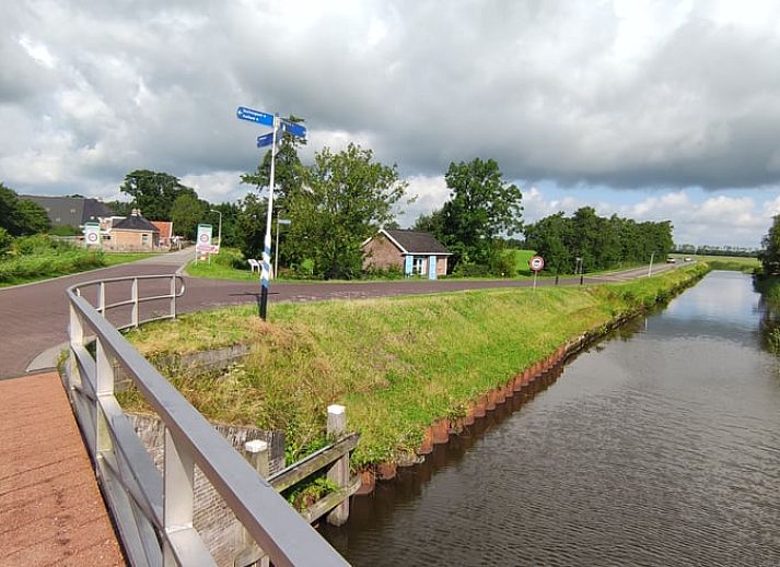 Huisje in Driezum, een charmant vakantiehuis op het Friese platteland van Friesland, omgeven door groene natuur.