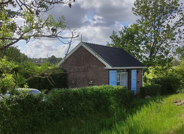 Huisje in Driezum, een charmant vakantiehuis op het Friese platteland van Friesland, omgeven door groene natuur.