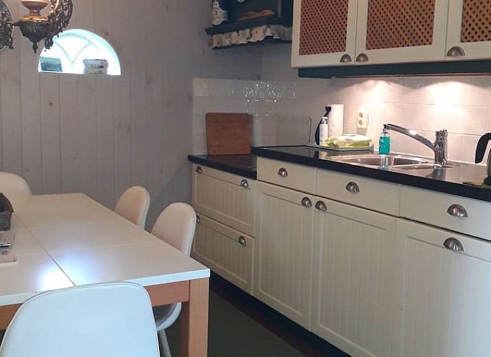 Historische sfeer bij Huisje in Driezum, vakantiehuis in Friesland, met een oude foto van de omgeving.