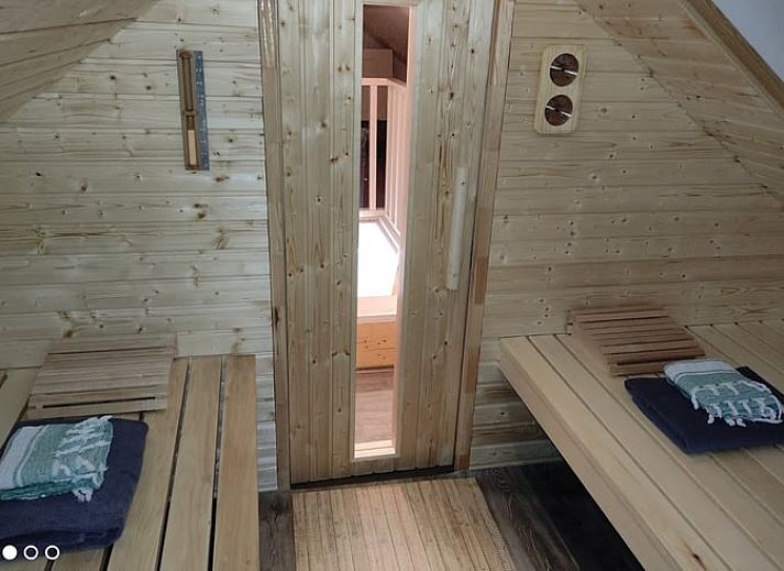 Uitzicht vanaf de brug op de rustige omgeving van Huisje in Driezum, een vakantiehuis in het Friese platteland.