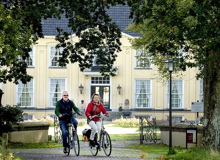 Uitzicht vanaf de brug op de rustige omgeving van Huisje in Driezum, een vakantiehuis in het Friese platteland.