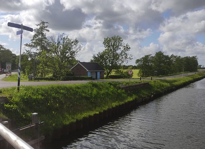 Huisje in Driezum, vakantiehuis in Friesland, verscholen tussen weelderig groen en rustieke charme.