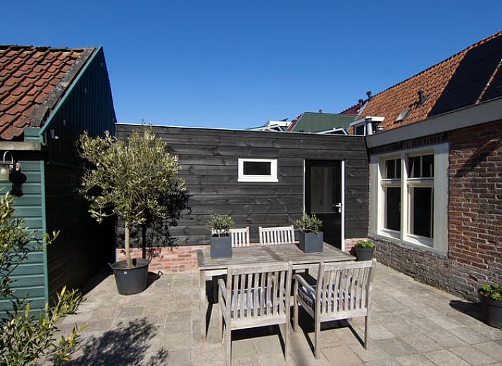 Cottage in Paesens, vacation home in the Frisian countryside, traditional facade and rural charm.