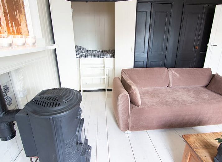 Cottage in Paesens, vacation home in the Frisian countryside, traditional facade and rural charm.