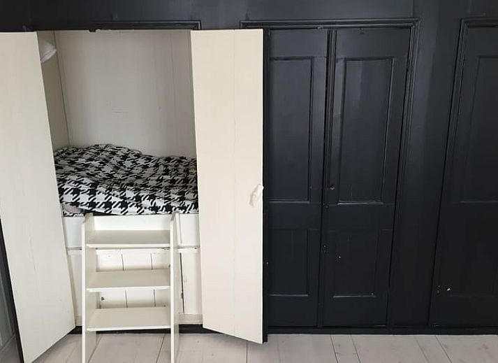 Cottage in Paesens, terrace in Friesland, ideal for outdoor breakfast and relaxation.