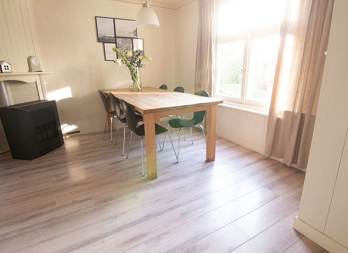 Cottage in Paesens, terrace in Friesland, ideal for outdoor breakfast and relaxation.