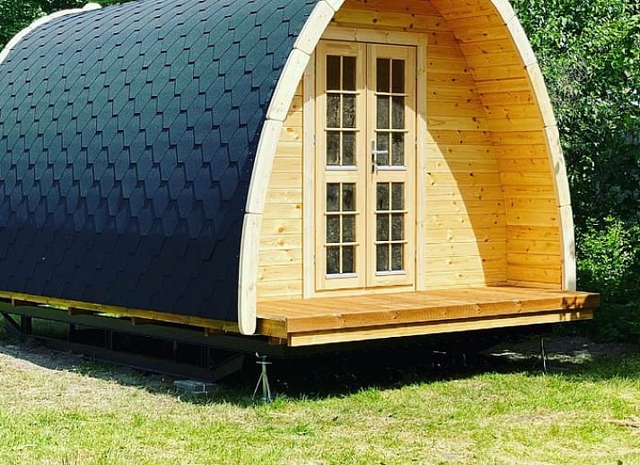 Gezellig vakantiehuisje in Surhuizum met houten veranda op het Friese platteland, perfect voor een ontspannen verblijf in Friesland.