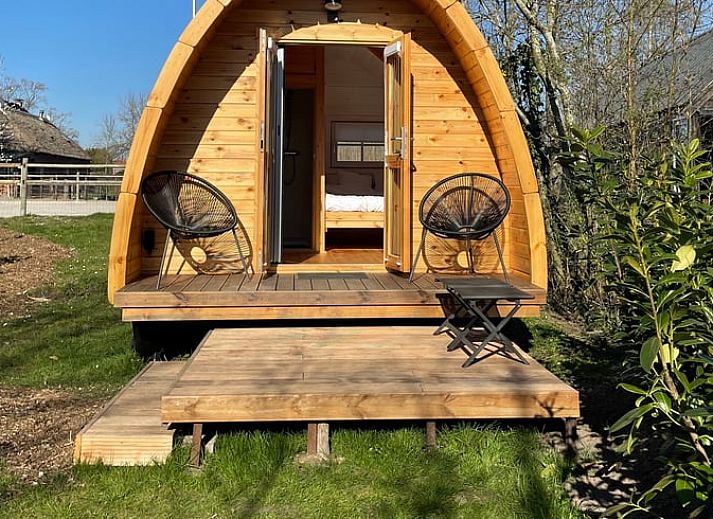 Gezellig vakantiehuisje in Surhuizum met houten veranda op het Friese platteland, perfect voor een ontspannen verblijf in Friesland.