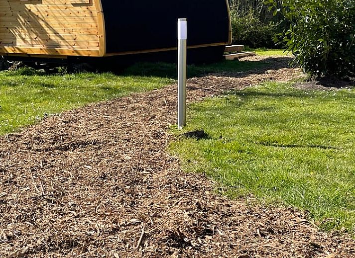 Gezellig vakantiehuisje in Surhuizum met houten veranda op het Friese platteland, perfect voor een ontspannen verblijf in Friesland.