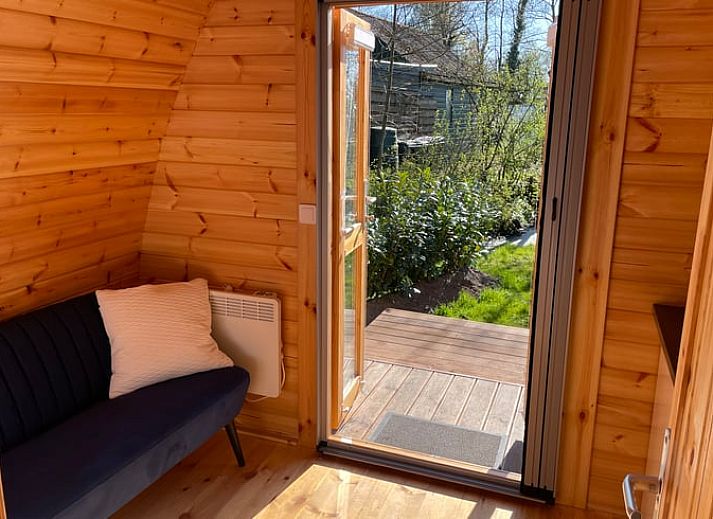 Gezellig vakantiehuisje in Surhuizum met houten veranda op het Friese platteland, perfect voor een ontspannen verblijf in Friesland.