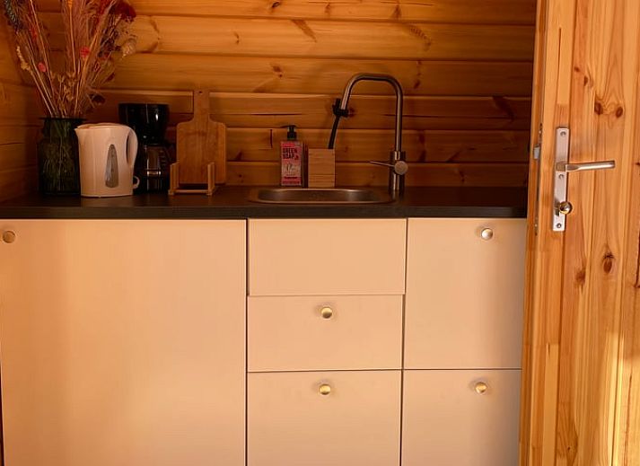 Charmante vakantiewoning in Surhuizum, Friesland, met een modern ontwerp en een uitnodigende veranda voor een rustgevende vakantie.