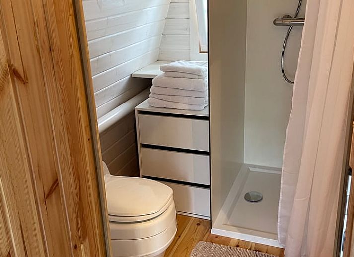 Charmante vakantiewoning in Surhuizum, Friesland, met een modern ontwerp en een uitnodigende veranda voor een rustgevende vakantie.