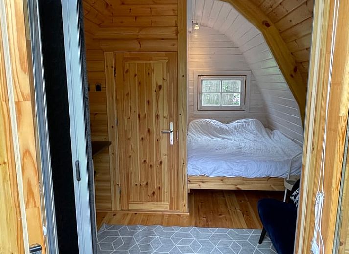 Charmante vakantiewoning in Surhuizum, Friesland, met een modern ontwerp en een uitnodigende veranda voor een rustgevende vakantie.