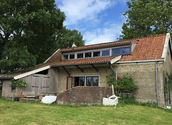 Vakantiehuisje in Mantgum op het Friese platteland, omgeven door bomen en groene weiden, perfect voor een rustige vakantie.