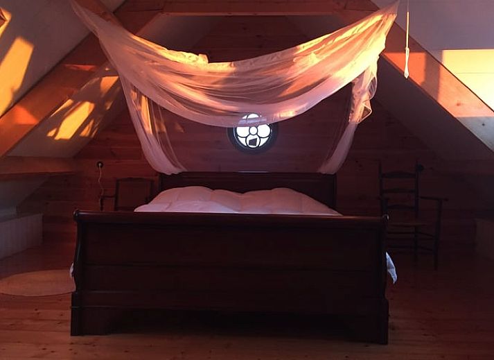 Charmant Vakantiehuisje in Mantgum, Friesland, met authentieke architectuur en een groene omgeving voor een ontspannen verblijf.