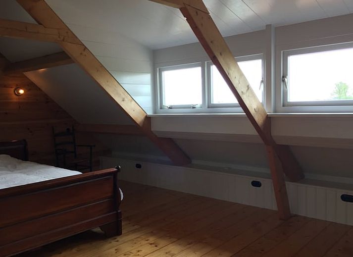 Charmant Vakantiehuisje in Mantgum, Friesland, met authentieke architectuur en een groene omgeving voor een ontspannen verblijf.