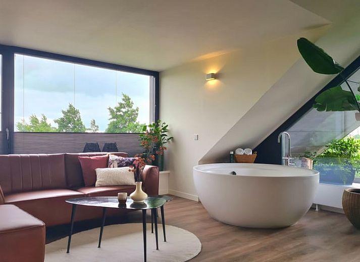 Luxe interieur in Vakantiehuisje in Westhem met vrijstaand bad en uitzicht op het Friese platteland, Friesland.