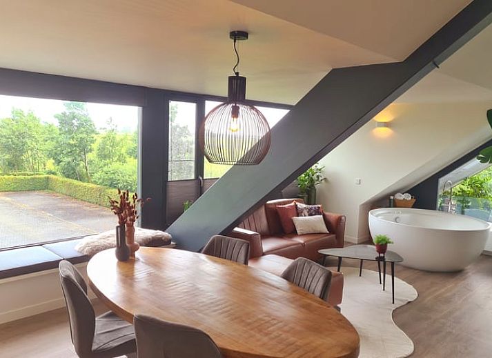 Luxe interieur in Vakantiehuisje in Westhem met vrijstaand bad en uitzicht op het Friese platteland, Friesland.