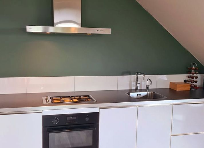 Ruime woonkamer in Vakantiehuisje in Westhem met groene omgeving, gelegen in het Friese platteland, Friesland.