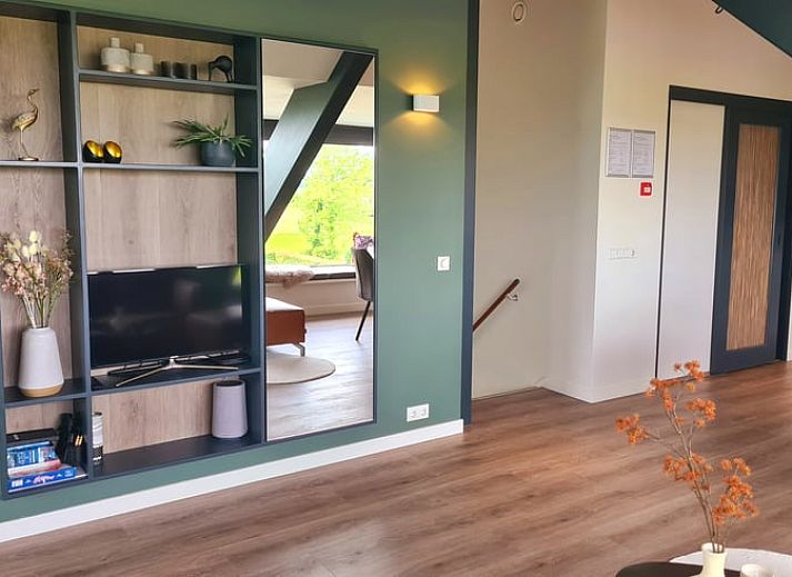 Ruime woonkamer in Vakantiehuisje in Westhem met groene omgeving, gelegen in het Friese platteland, Friesland.