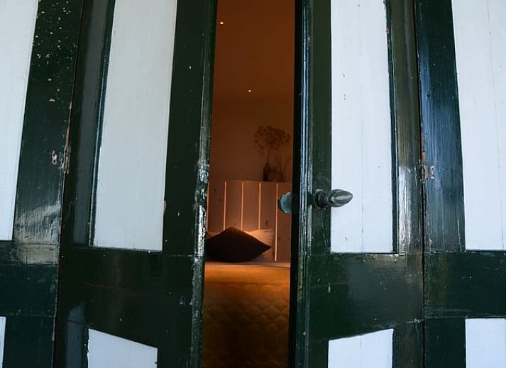 Ruime woonkamer in Vakantiehuisje in Westhem met groene omgeving, gelegen in het Friese platteland, Friesland.