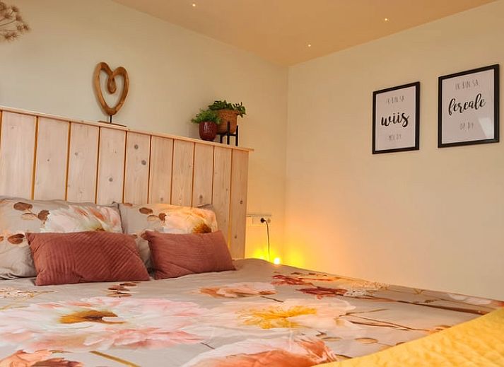 Ruime woonkamer in Vakantiehuisje in Westhem met groene omgeving, gelegen in het Friese platteland, Friesland.