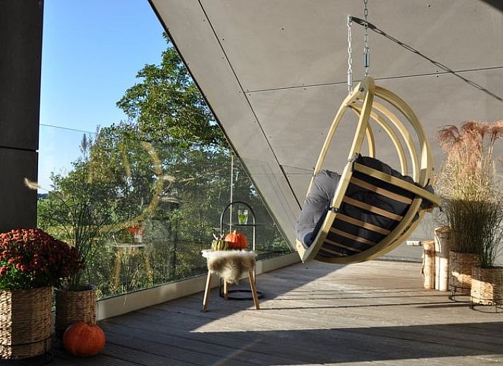 Ruime woonkamer in Vakantiehuisje in Westhem met groene omgeving, gelegen in het Friese platteland, Friesland.