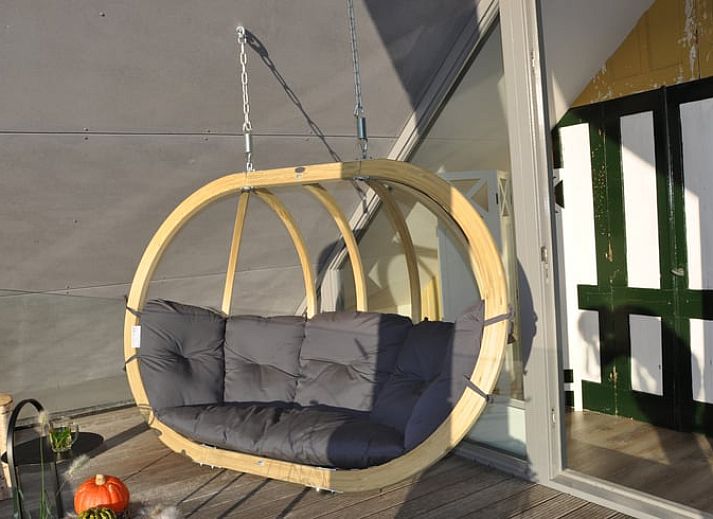 Gezellige eetkamer in Vakantiehuisje in Westhem met uitzicht op de natuur in Friesland.