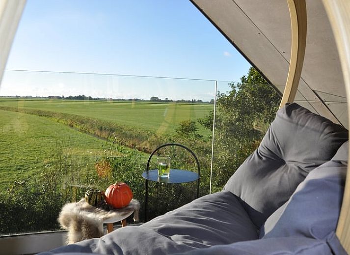 Gezellige eetkamer in Vakantiehuisje in Westhem met uitzicht op de natuur in Friesland.