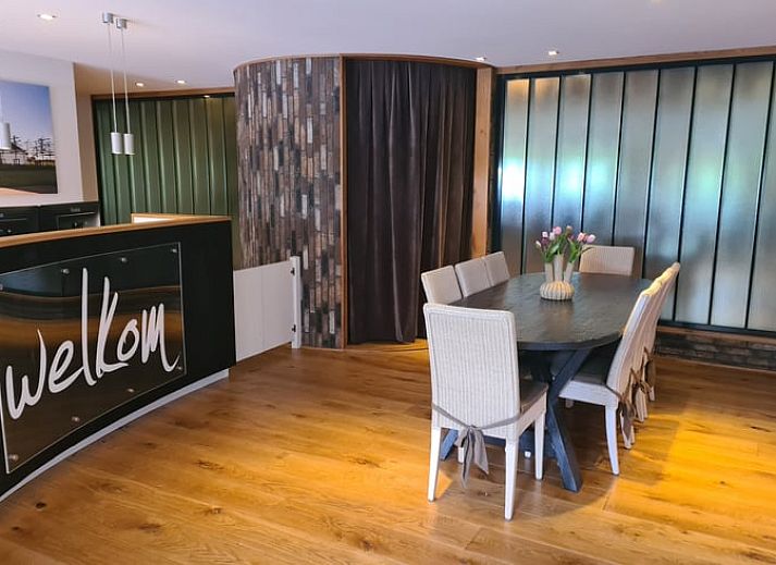 Gezellige eetkamer in Vakantiehuisje in Westhem met uitzicht op de natuur in Friesland.