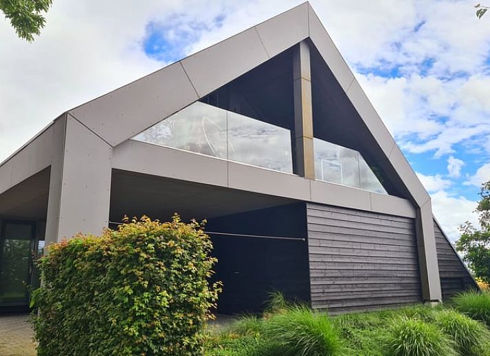 Gezellige eetkamer in Vakantiehuisje in Westhem met uitzicht op de natuur in Friesland.