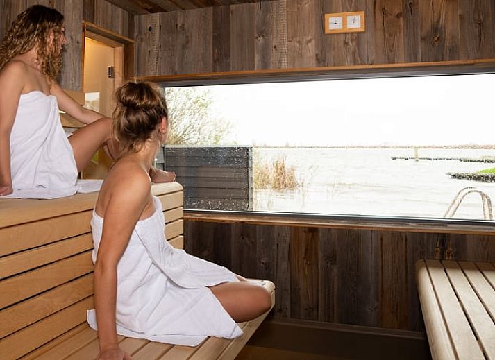 Prachtige zonsondergang bij Vakantiehuisje in Westhem, gelegen in het Friese platteland, Friesland.