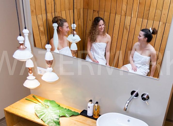 Prachtige zonsondergang bij Vakantiehuisje in Westhem, gelegen in het Friese platteland, Friesland.