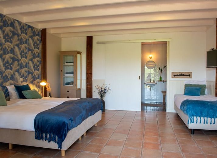 Comfortabele veranda bij Huisje in Bantega, vakantiehuis in Friesland, ideaal voor ontspanning in de buitenlucht.